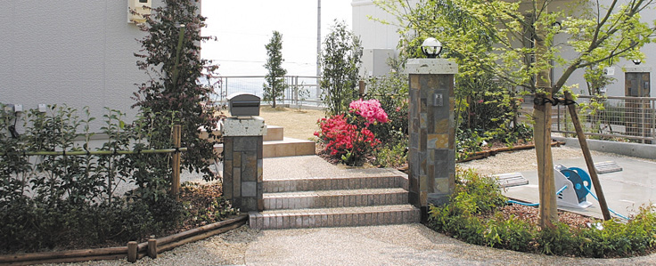 ※緑に溶けこみつつ存在感のあるさび石の門柱